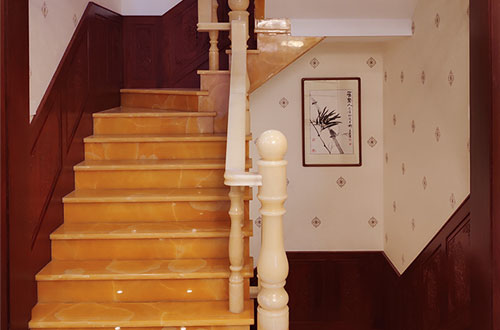 天长中式别墅室内汉白玉石楼梯的定制安装装饰效果