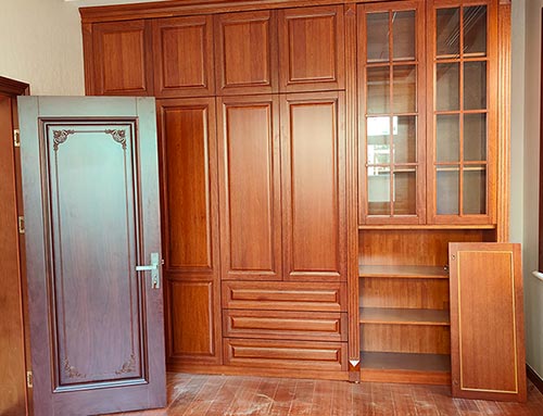 天长中式家庭装修里定制的实木衣柜效果图